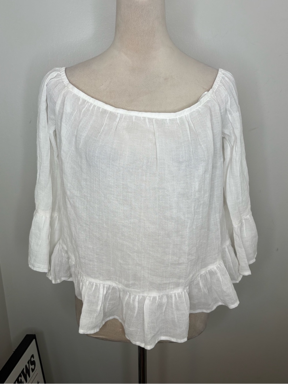 BCBGMaxAzria White Off-Shoulder Ruffle Hem Blouse